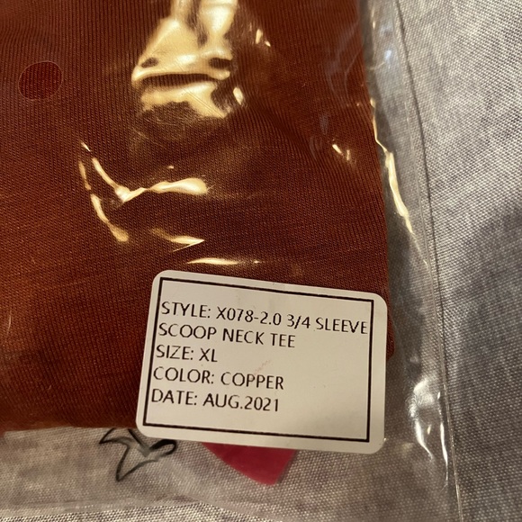 Scoop Neck 2.0 3/4 Sleeve Tee - Picture 2 of 3